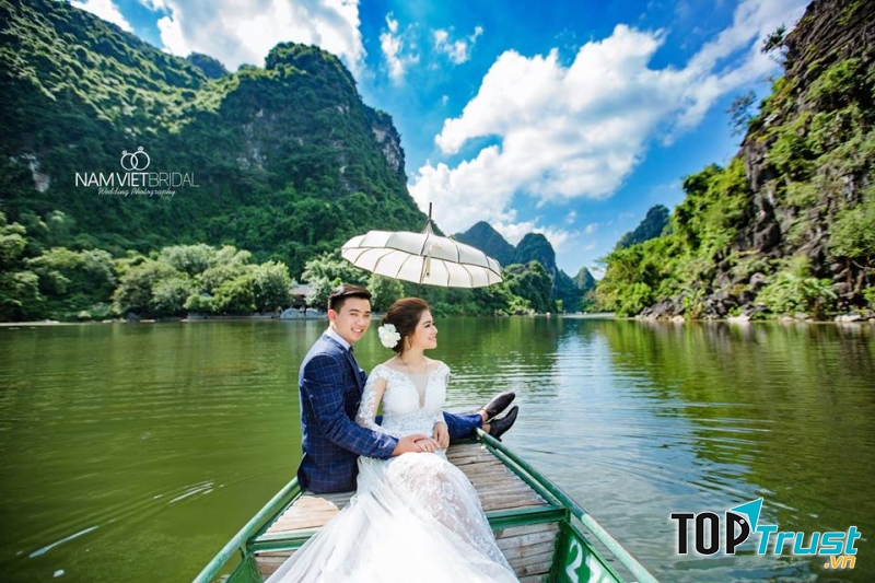 Chụp ảnh cưới trên thuyền ở Tràng An là concept thường được các nhiếp ảnh gia và cặp đôi lựa chọn