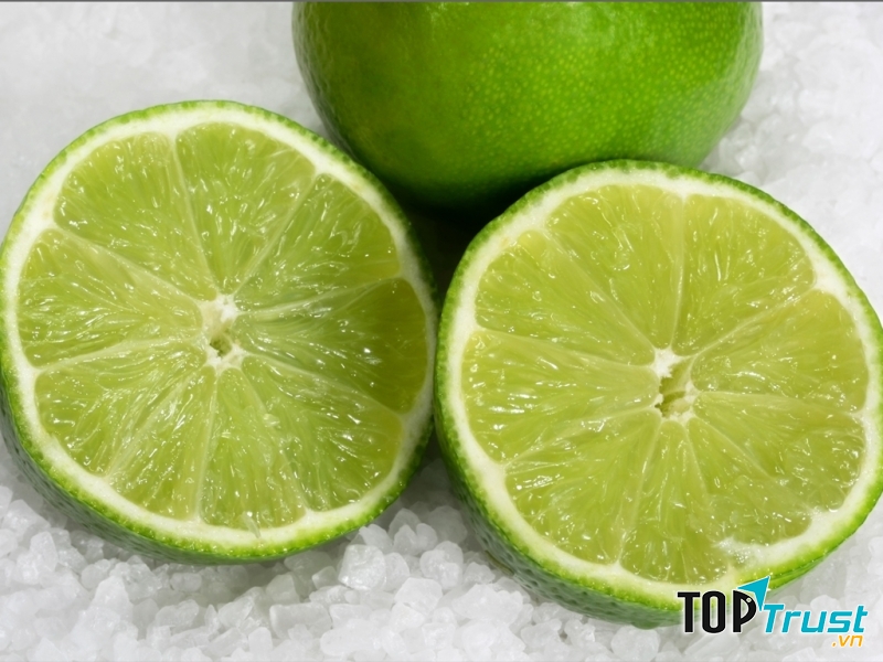 Tắm trăng bằng nước cốt chanh tươi. Ảnh minh họa.