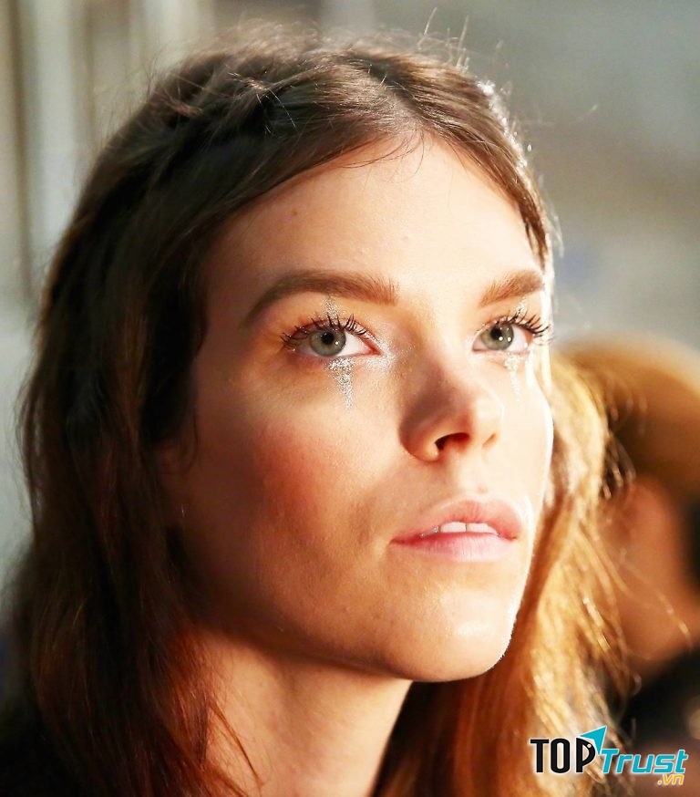 Nhũ vàng thích hợp cho làn da ngâm đến trung bình