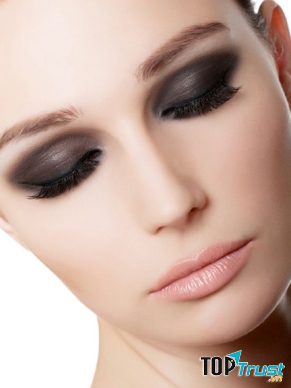 Trang điểm mắt quá đậm cản trở sự phát triển tự nhiên của lông mi