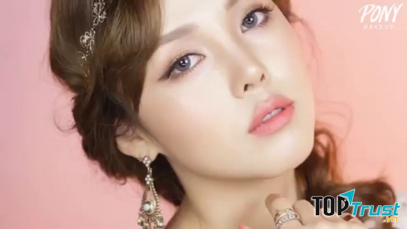 Lớp makeup nhẹ nhàng tạo ấn tượng đầu tiên rất dễ chịu