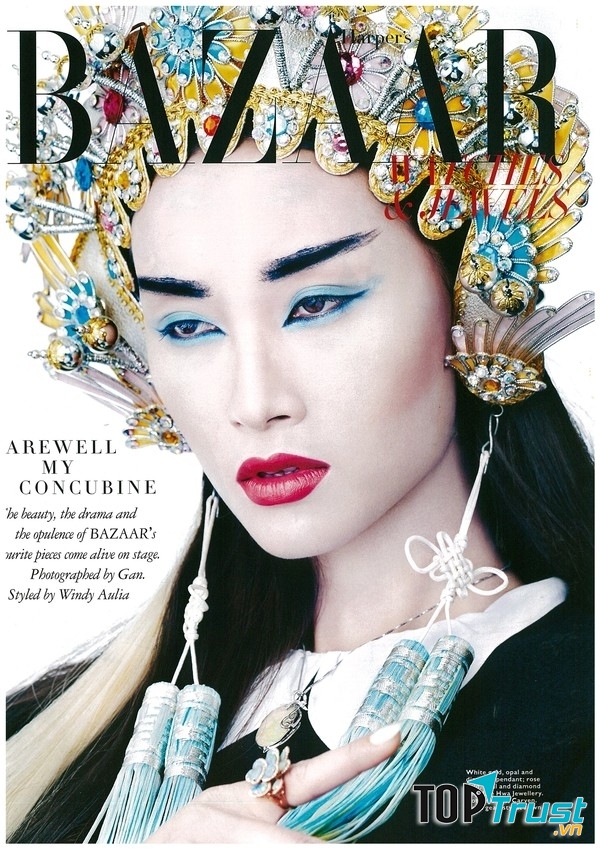 Trang Khiếu khác lạ trên bìa tạp chí Bazaar.