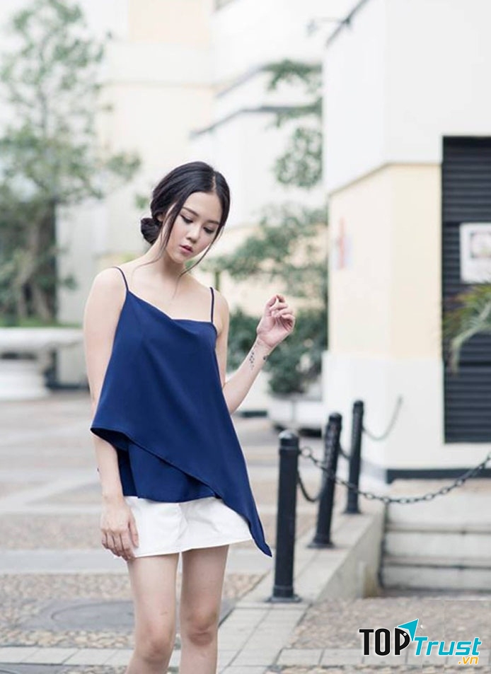 Áo 2 dây theo xu hướng bất đối xứng đã giúp nó trở thành trang phục sang chảnh cho nhiều cô nàng mặc dạo phố.