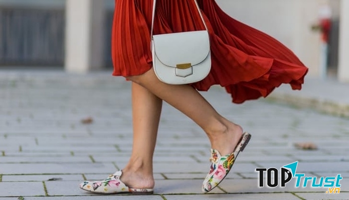 Giày hở gót mix cùng chân váy maxi xếp ly thời thượng mang lại vẻ trẻ trung, tươi mới cho phái đẹp