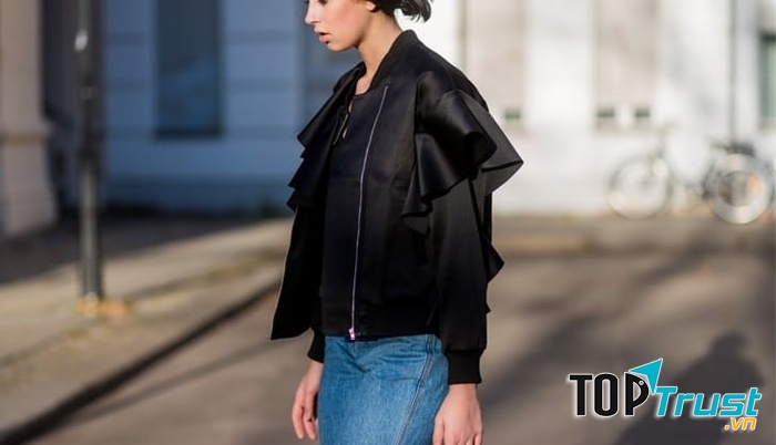 Áo tay bèo cùng quần jeans khiến bạn nổi bật