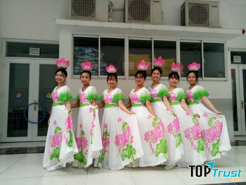 Trang Phục Biểu Diễn Hoa Sen