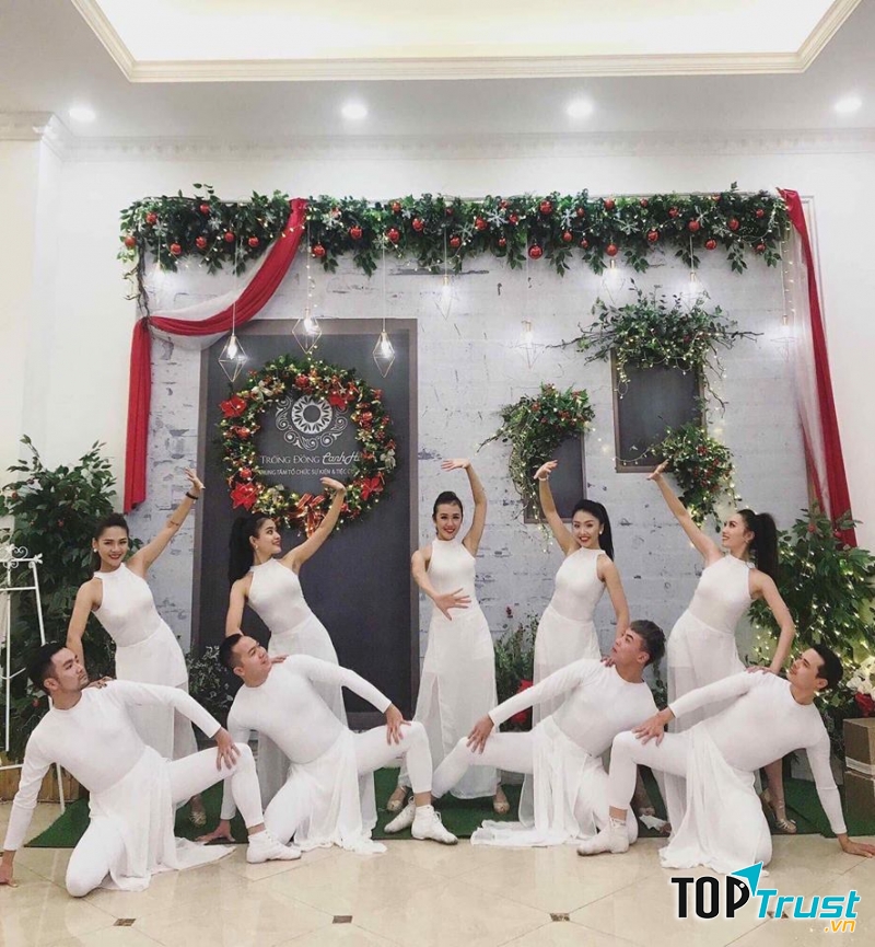 Trang Phục Biểu Diễn Liên Lợi