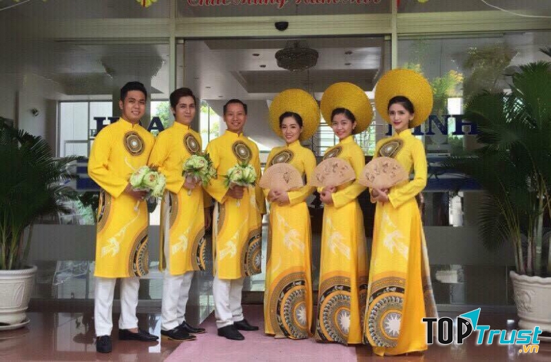 Trang phục biểu diễn Minh Tâm là một trong những địa chỉ uy tín hàng đầu nếu bạn muốn thuê áo dài cưới tại Đà Lạt