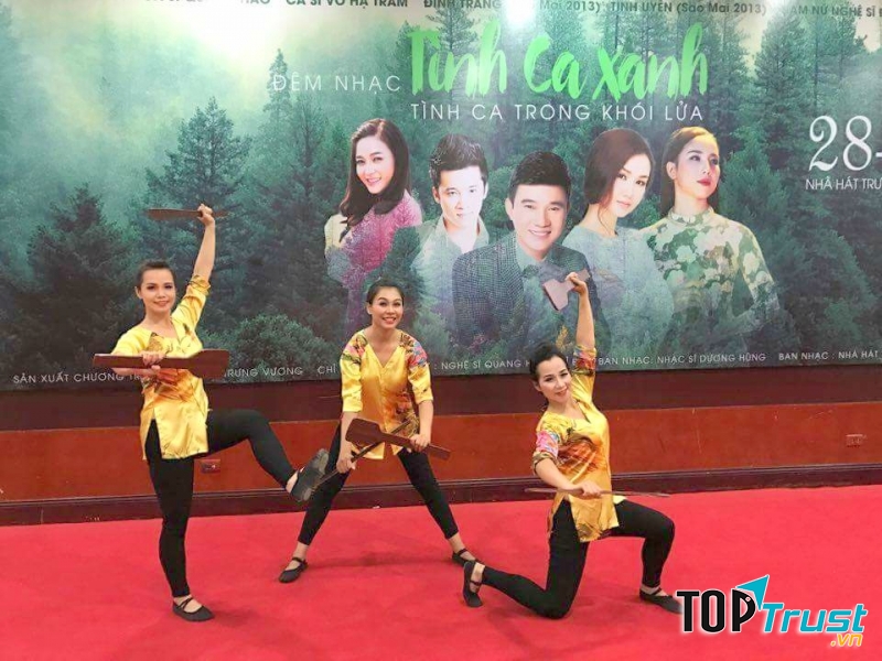 Trang phục biểu diễn Nhân Thịnh