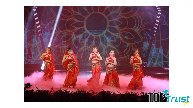 Trang phục biểu diễn Phương Trần