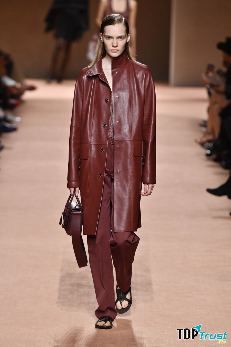 Trang phục chất liệu da nhân tạo