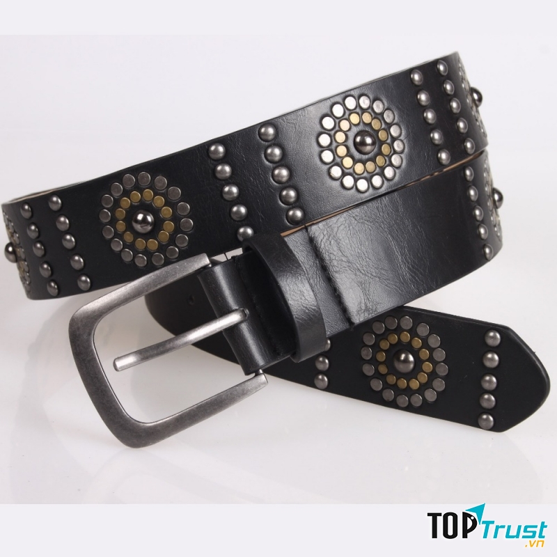 Không nên đeo dây lưng đính kim loại lên máy bay