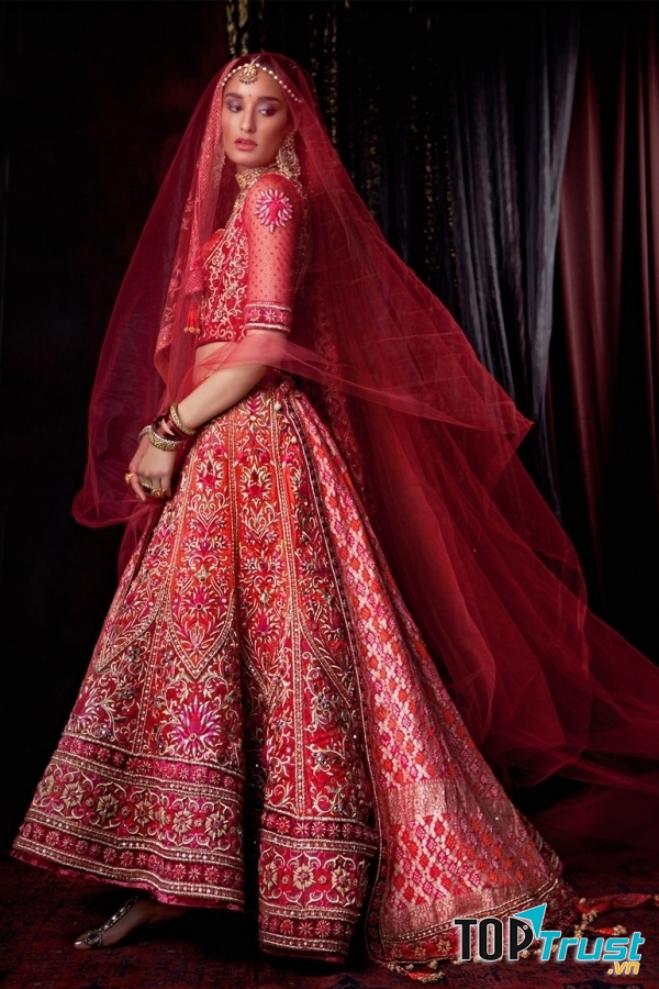 Cô dâu Ấn Độ rạng rỡ trong bộ sari đỏ