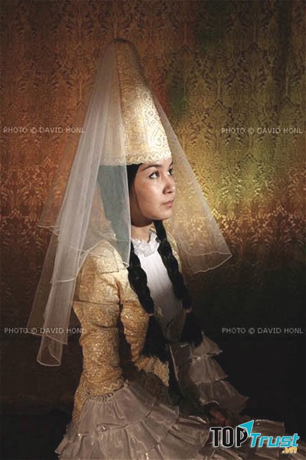 Cô dâu ca - dắc - xtan xinh đẹp với bộ trang phục và chiếc mũ độc đáo