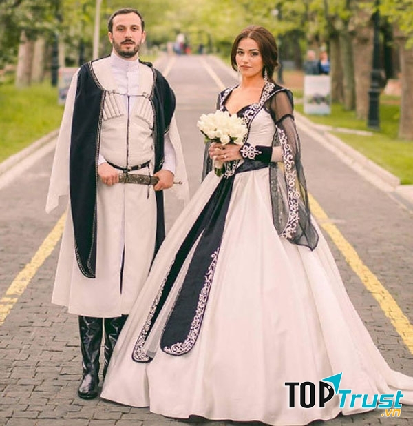 Bộ trang phục xinh đẹp, tinh tế và lộng lẫy,