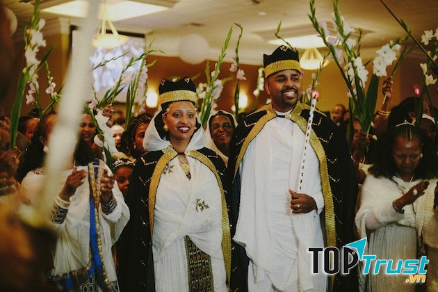 Cô dâu và chú rể lộng lẫy trong áo cưới truyền thống