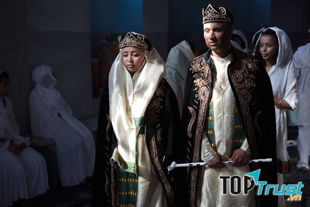 Áo choàng và vương miện nhung vô cùng ấn tượng trong lễ cưới truyền thống