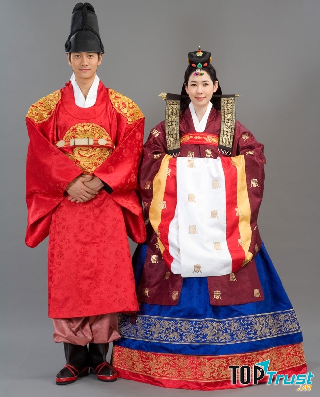 Chú rể cùng cô dâu xinh tươi, rạng rỡ trong bộ hanbok truyền thống.