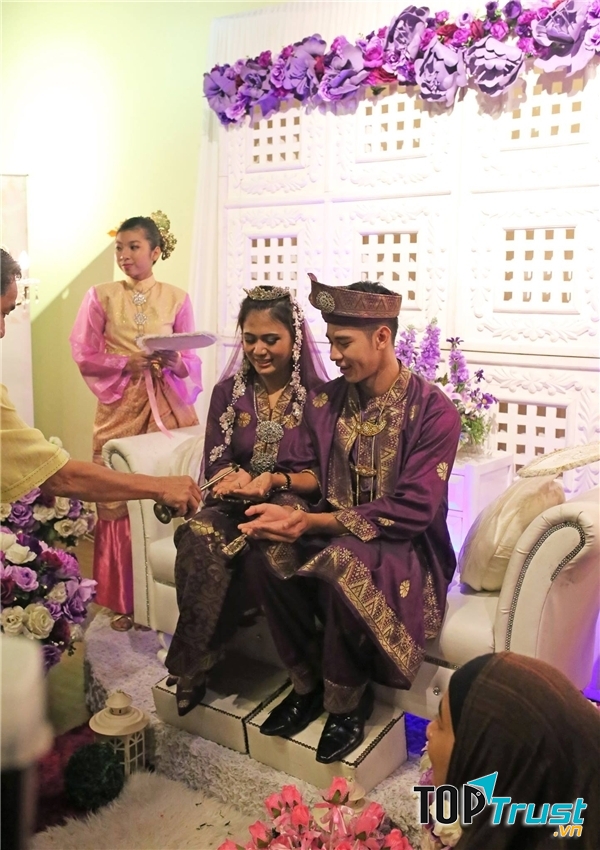 Hồ Vĩnh Khoa rạng rỡ khi diện trang phục cưới truyền thống của Malaysia