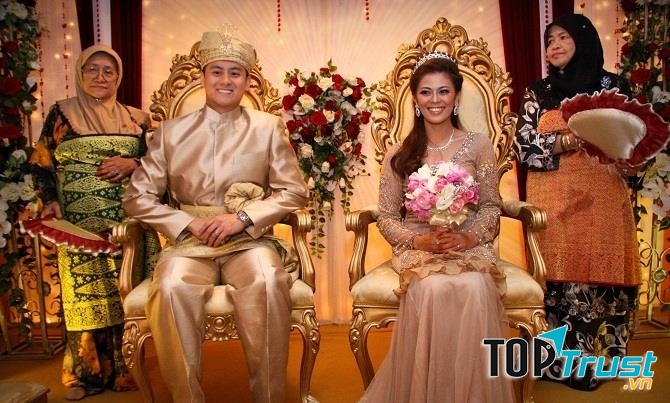 TRang phục cưới màu kem - màu sắc tinh tế và là đặc trưng cho đám cưới truyền thống tại Malaysia