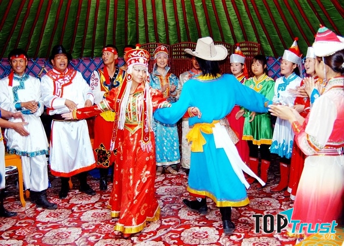 Cô dâu trong bộ váy cưới truyền thống trông cực quyến rũ và rạng ngời.