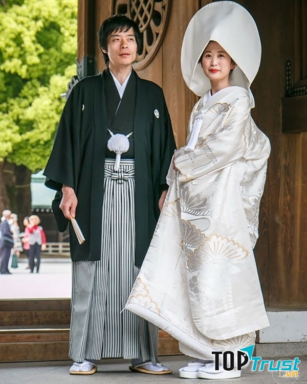 Cô dâu và chú rể người Nhật rạng rỡ trong trang phục cưới truyền thống.