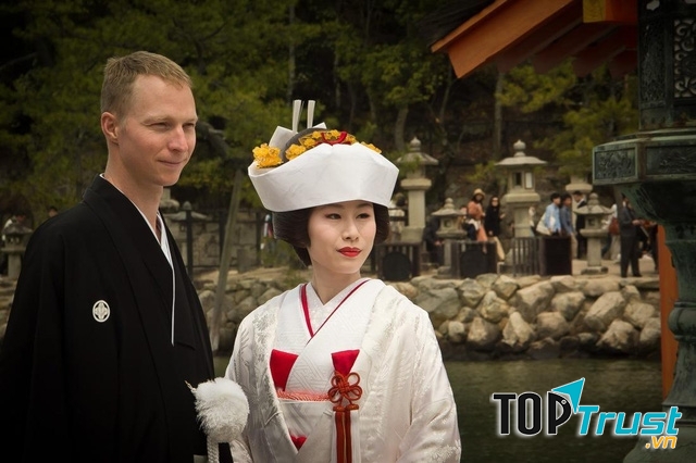 Váy trắng tinh khôi cùng chiếc mũ độc đáo tạo nên sức hút cho cô dâu Nhật.