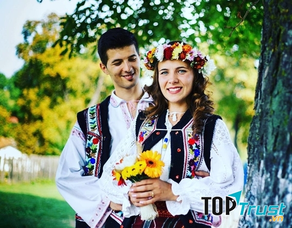 Cô dâu và chú rể rạng rỡ trong họa tiết thổ cẩm