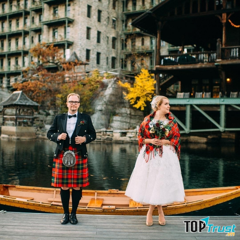 Chú rể và cô dâu trông cực thanh lịch và thu hút trong trang phục cưới truyền thống.