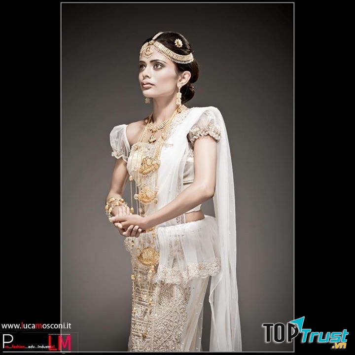 Cô dâu rạng rỡ với váy cưới truyền thống