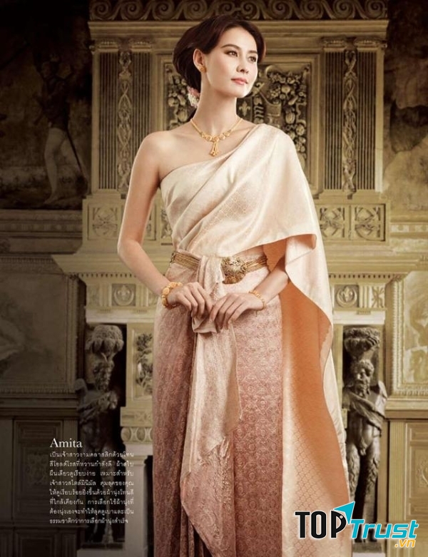 Váy cưới truyền thống Thái Lan được làm từ tơ tằm, kiểu dáng quyến rũ, tinh tế, màu sắc tươi sáng.