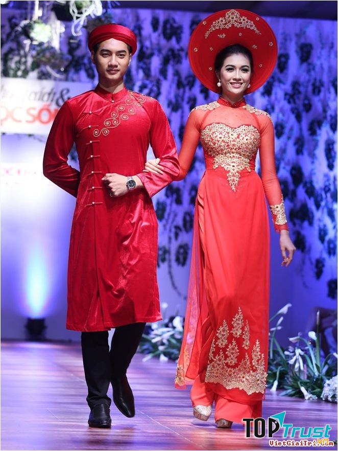 Áo dài đỏ được nhiều cặp đôi lựa chọn cho ngày trọng đại với niềm cầu mong may mắn, hạnh phúc