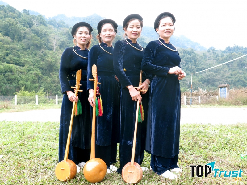 Trang phục dân tộc Tày khá đơn giản