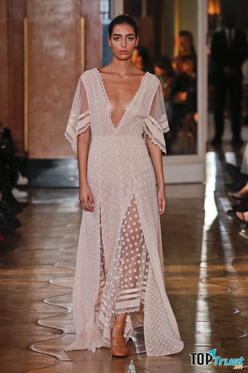 Trang phục họa tiết chấm bi