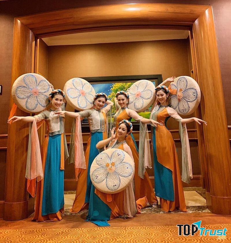 Trang phục Hồng Hạnh