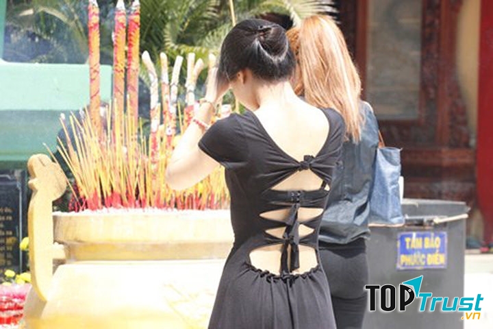 Trang phục thiếu trang nghiêm