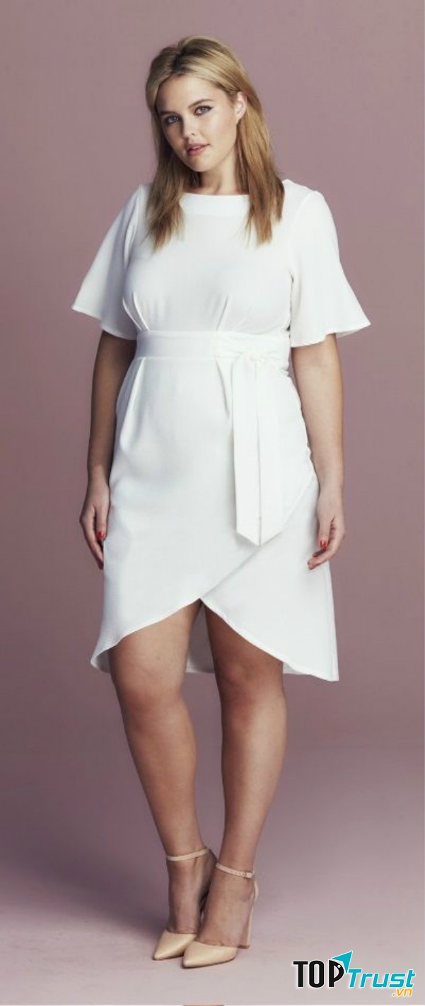 Đầm xẻ tà có điểm nhấn ngay eo giúp bạn trong sắc nét hơn