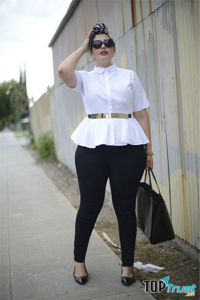 Áo trắng + quần tregging đen + thắt lưng ánh kim giúp bạn trong sang trọng và tinh tế hơn