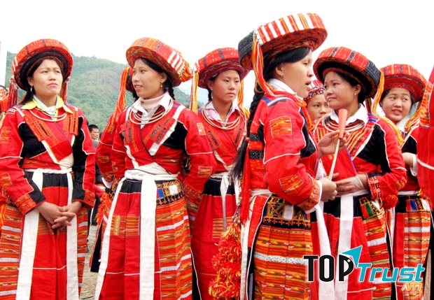 Bộ nữ phục Pà Thẻn nổi bật nhờ cách dùng màu của họ.
