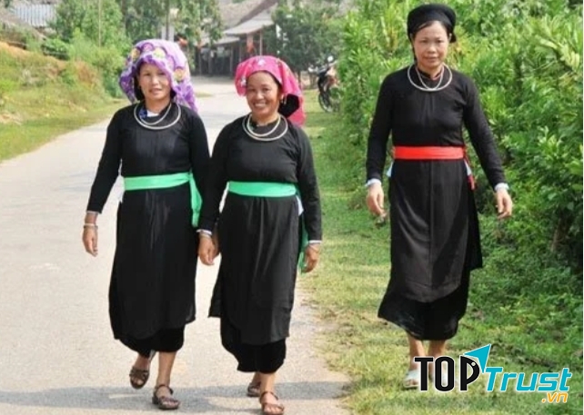Người Tày thường mặc quần áo vải bông nhuộm chàm