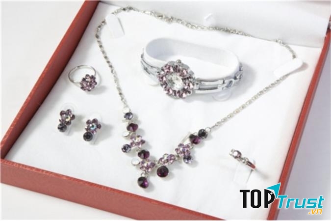 Trang sức luôn là món quà vĩnh cửu mọi phụ nữ đều khao khát