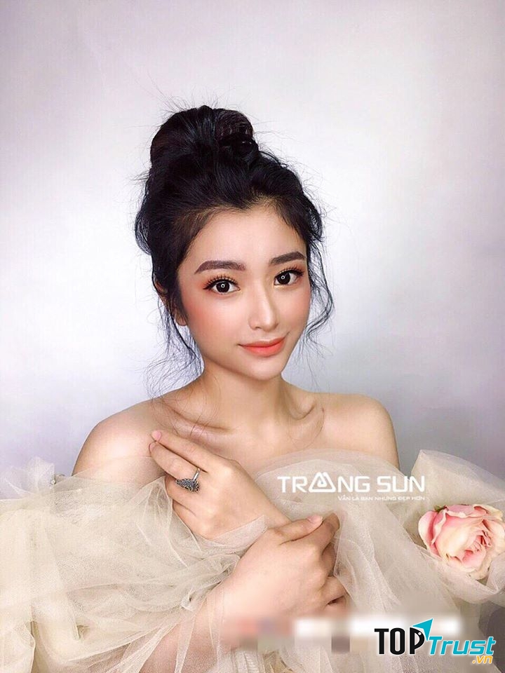 Trang sun makeup
