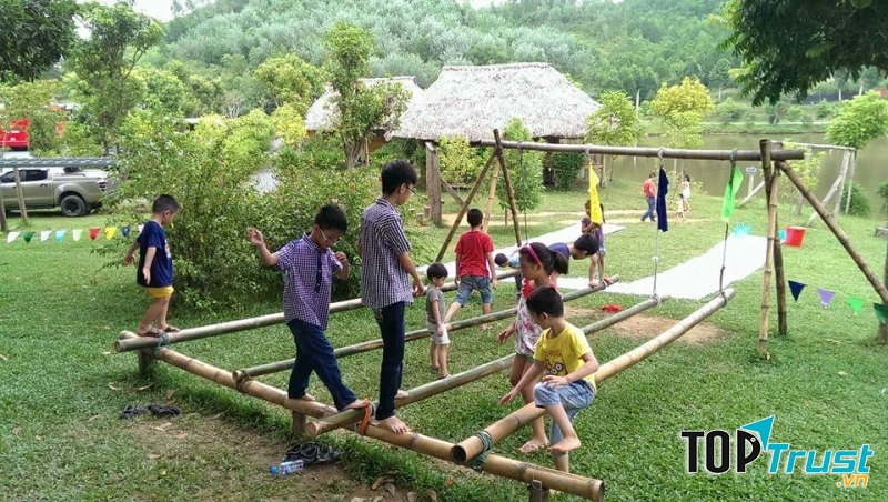 Trẻ em háo hức chơi những trò chơi dân gian trong trang trại