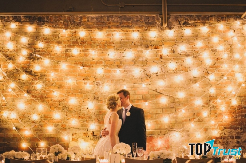 Cách trang trí bằng đèn neon sẽ giúp backdrop trong tiệc cưới trở lên bừng sáng, nổi bật khiến ai cũng mong chụp ảnh mãi thôi đó!