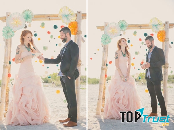 Chiếc cổng treo quạt giấy đầy màu sắc này sẽ tô điểm cho tiệc cưới của các bạn thêm lãng man!