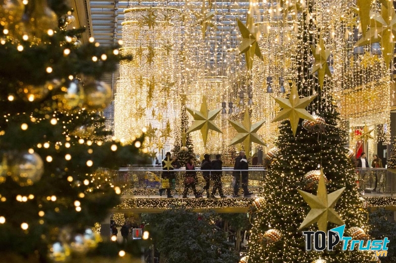 Trang trí Noel là công việc làm thêm Giáng sinh dành cho những bạn trẻ có óc thẩm mĩ