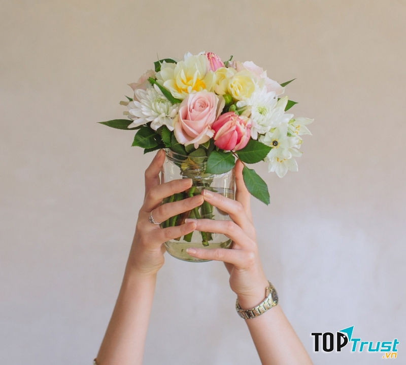 Những bông hoa tươi được đặt trong lọ thủy tinh.