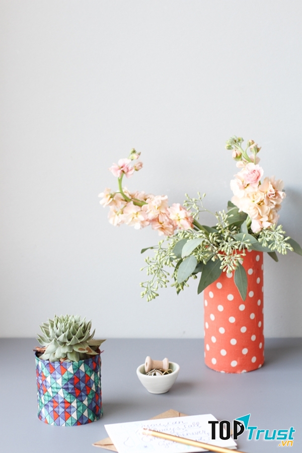 Việc trang trí phòng làm việc bằng những bình hoa sẽ giúp cho bạn thư giãn đầu óc.