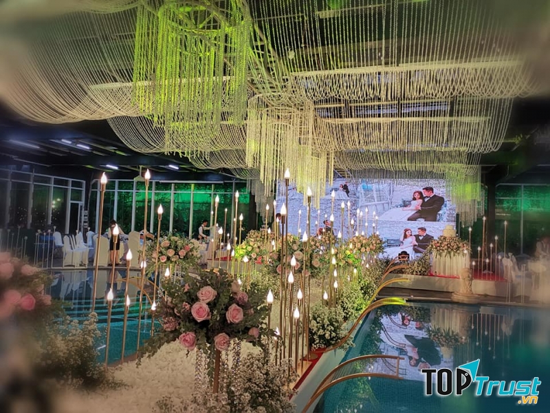 phong cách trang trí tiệc cưới của Hồ Thiên Hà cũng rất đa dạng, từ décor sang trọng đến style đơn giản và tinh tế đều có đủ.