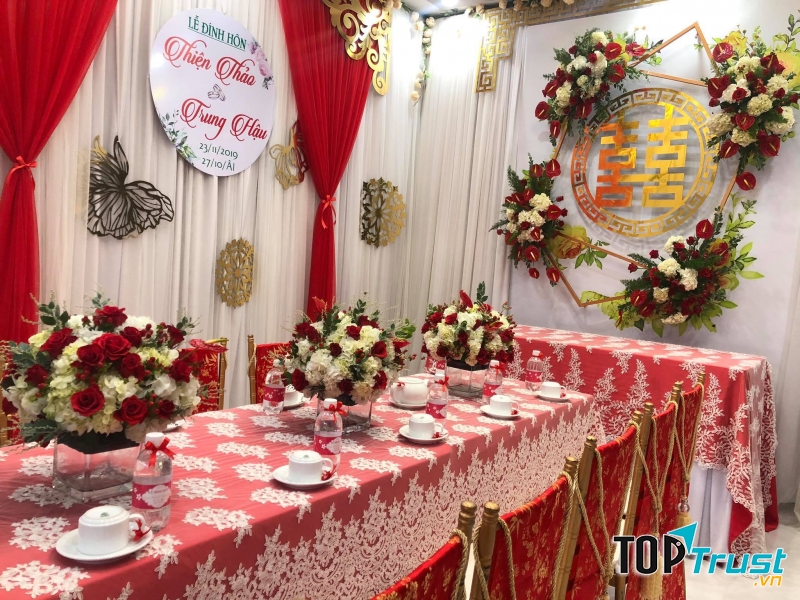 Trang trí tiệc cưới hỏi Happy